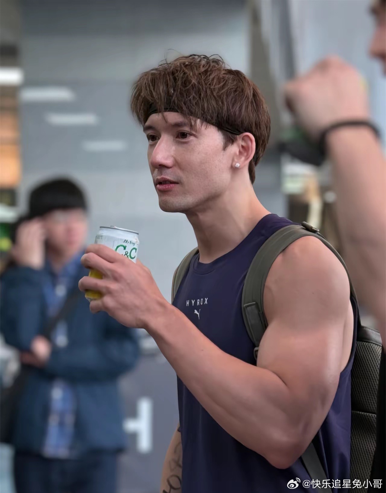 45岁的关智斌像25岁，刀刻的身材，岁月只给了他肌肉