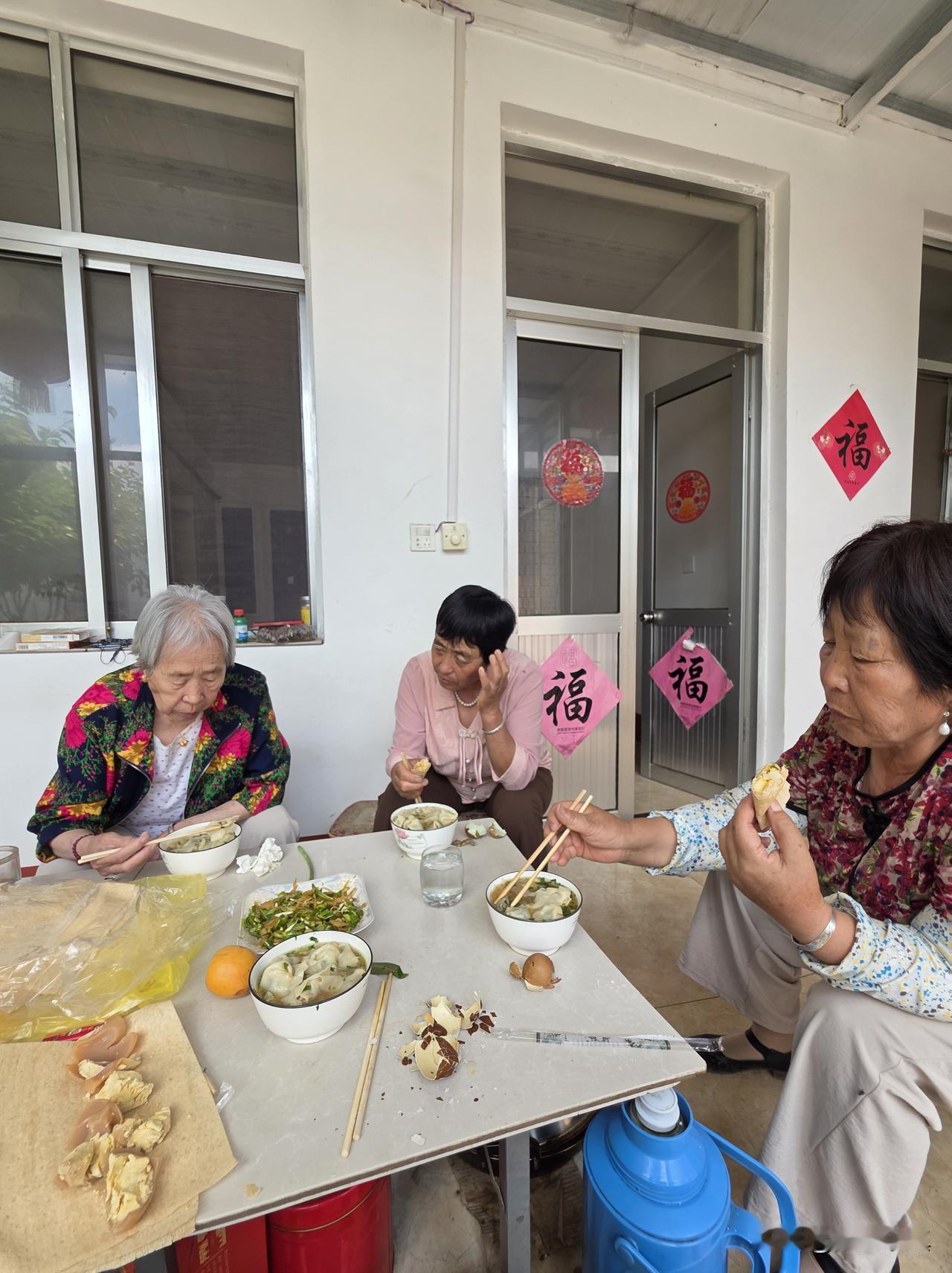 终生难忘：今天这顿很棒很棒很棒的中午饭……

上午三嫂割了几斤鲜猪肉。为什么说鲜