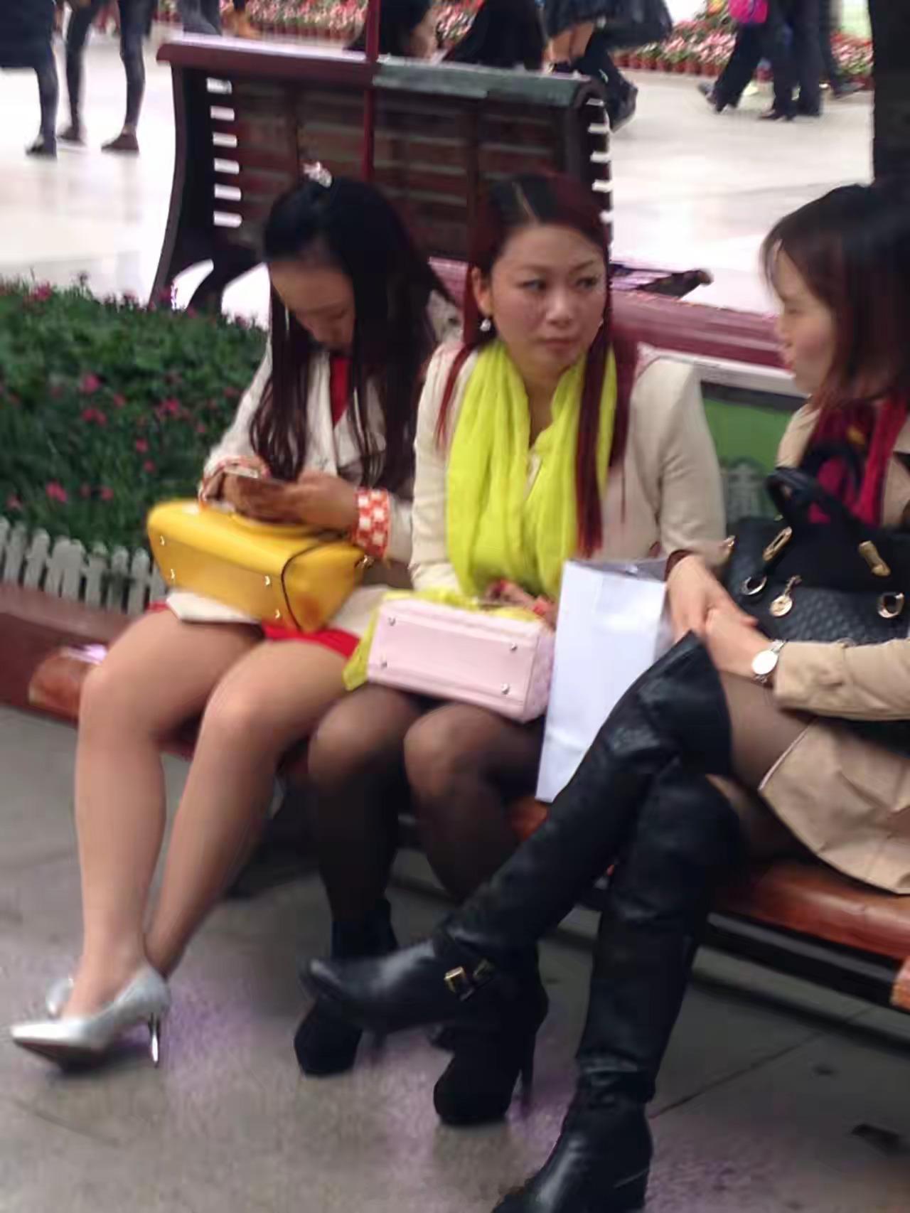 2014年，成都。当年的街头美女，很难想象已经是12年前了，她们现在忙着小孩“小