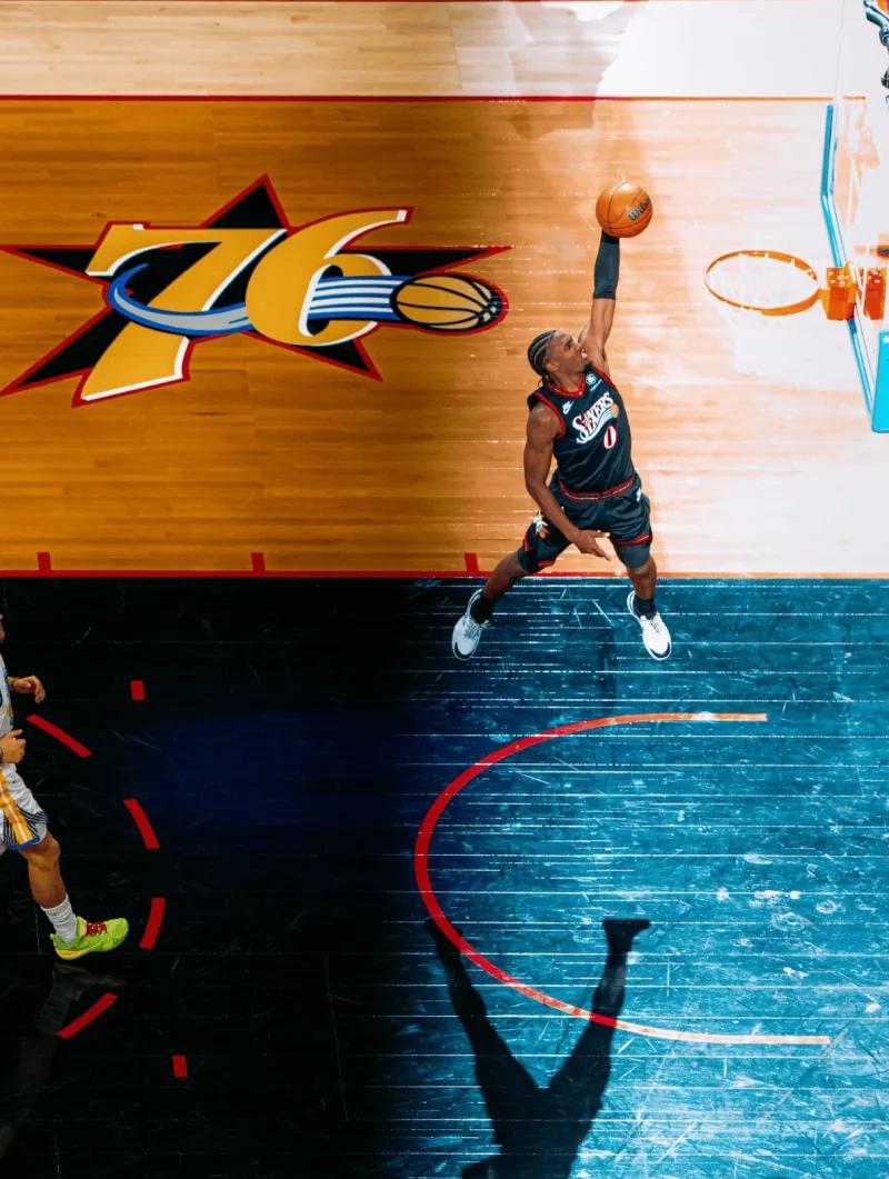 马克西这个扣篮真帅啊！
费城76人的这身复古球衣确实好看，看到这身球衣就想到了当