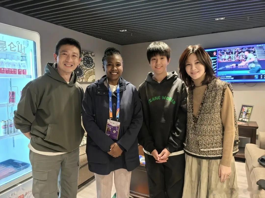 刘孜儿子15岁生日晒全家福 在美国读高中长得像爸 刘孜和老公很恩爱！ 