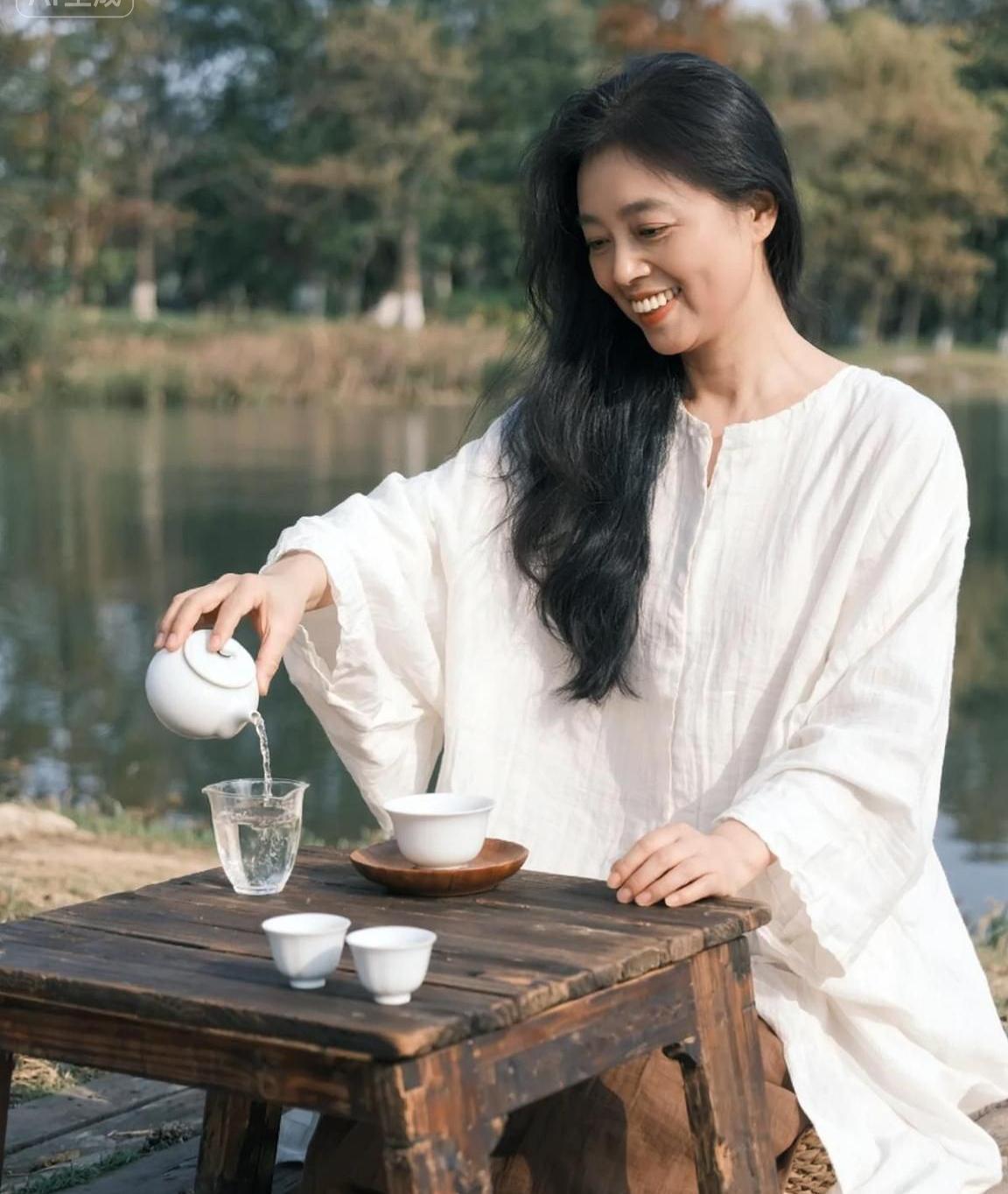 内心强大确实比什么都重要。人生在世，就像一场独行的修行，我们总以为财富、名利能带
