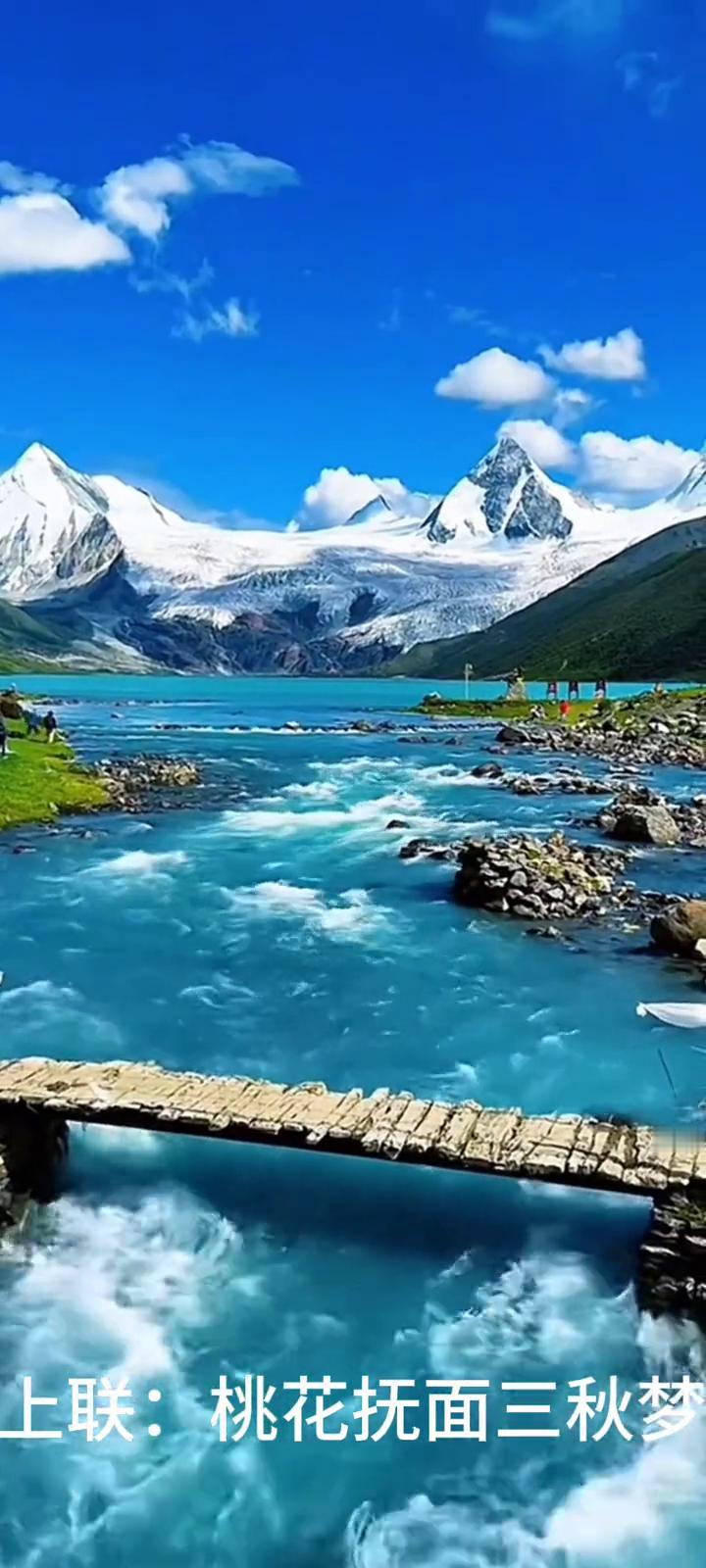 上联：桃花抚面三秋梦。