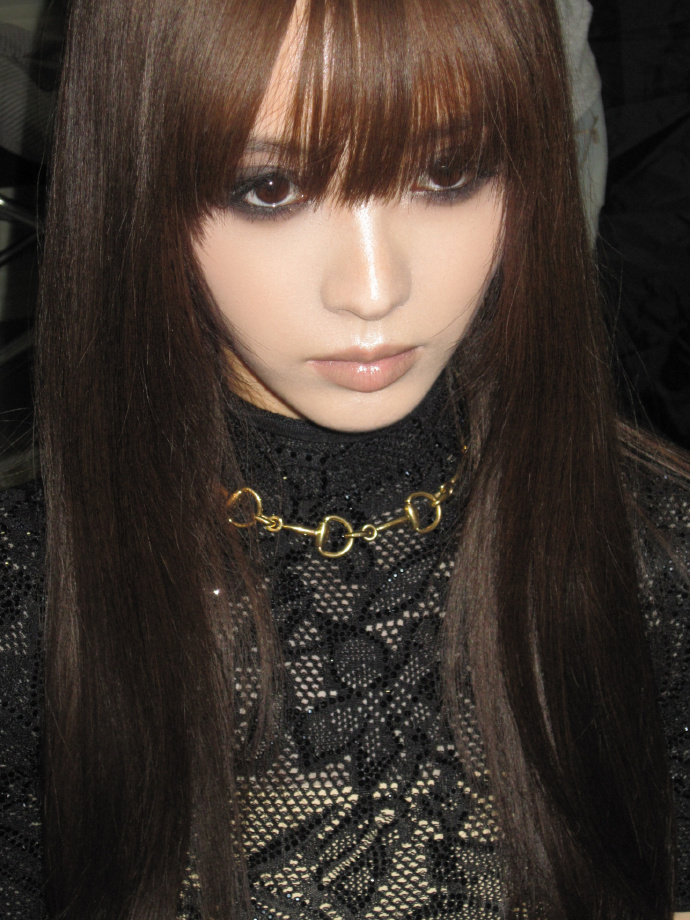 田曦薇gucci烟熏妆田曦薇齐刘海烟熏妆造 完全女神级别 