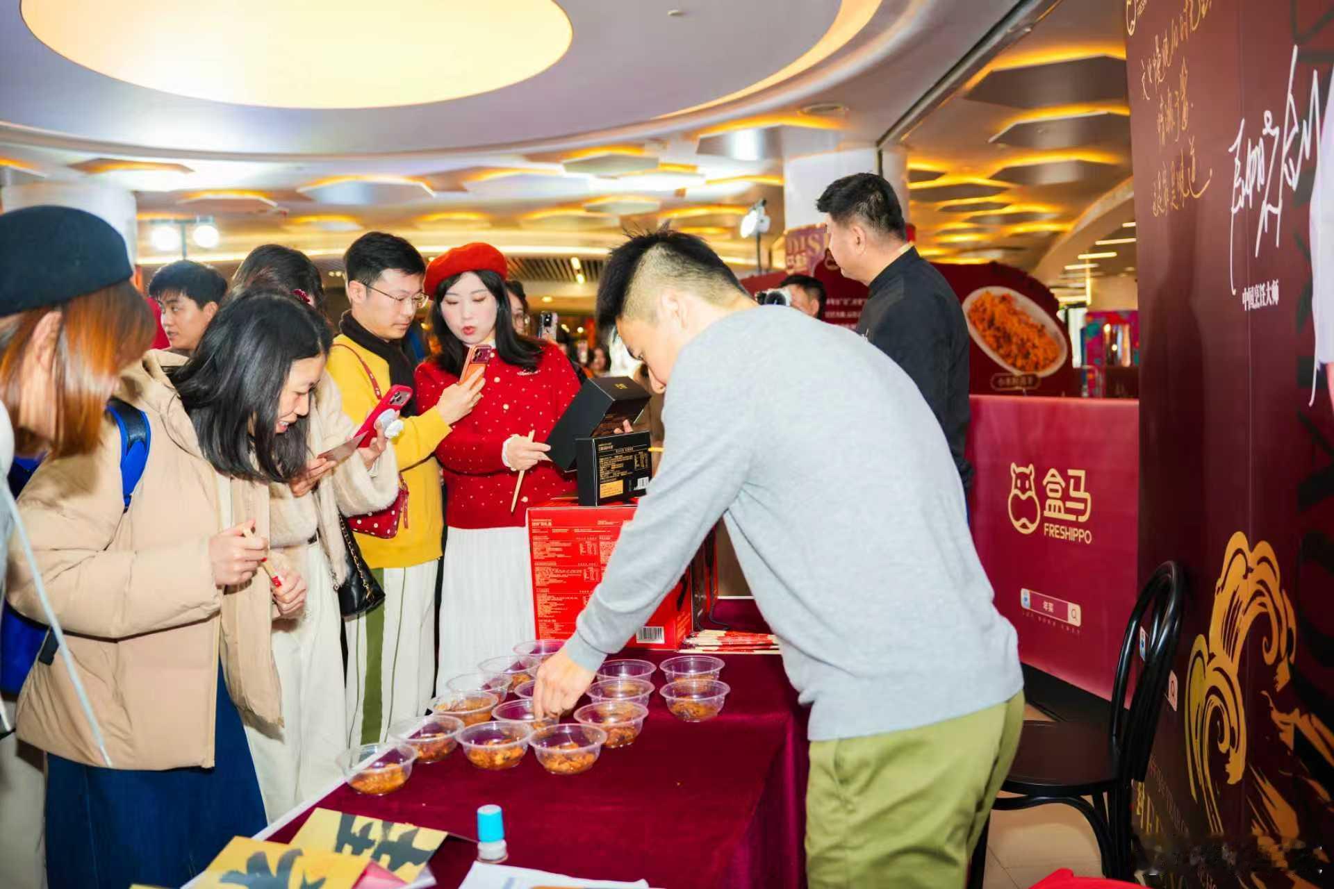 上海超市年菜试吃会秒变饭圈盛宴近日，上海大宁音乐广场秒变“美食饭圈现场”！一商超