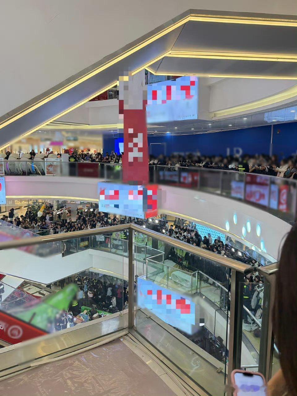 侯明昊线下像线面一样开始繁殖了 现场人山人海全是粉丝，人气疯狂蔓延，路人缘粉丝凝