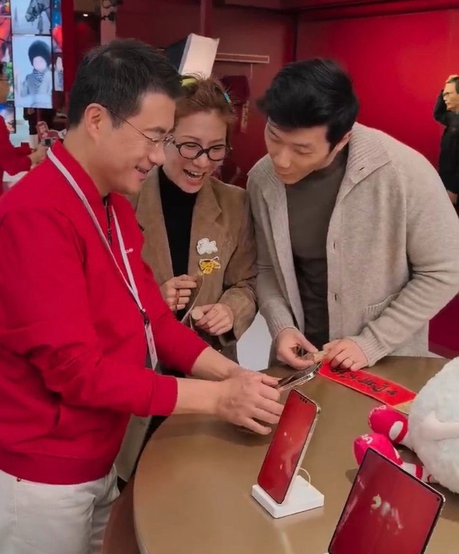 没想到华为何刚这么会拍照 又双叒叕被华为的新年操作圈粉。第二代红枫影像、小艺修图