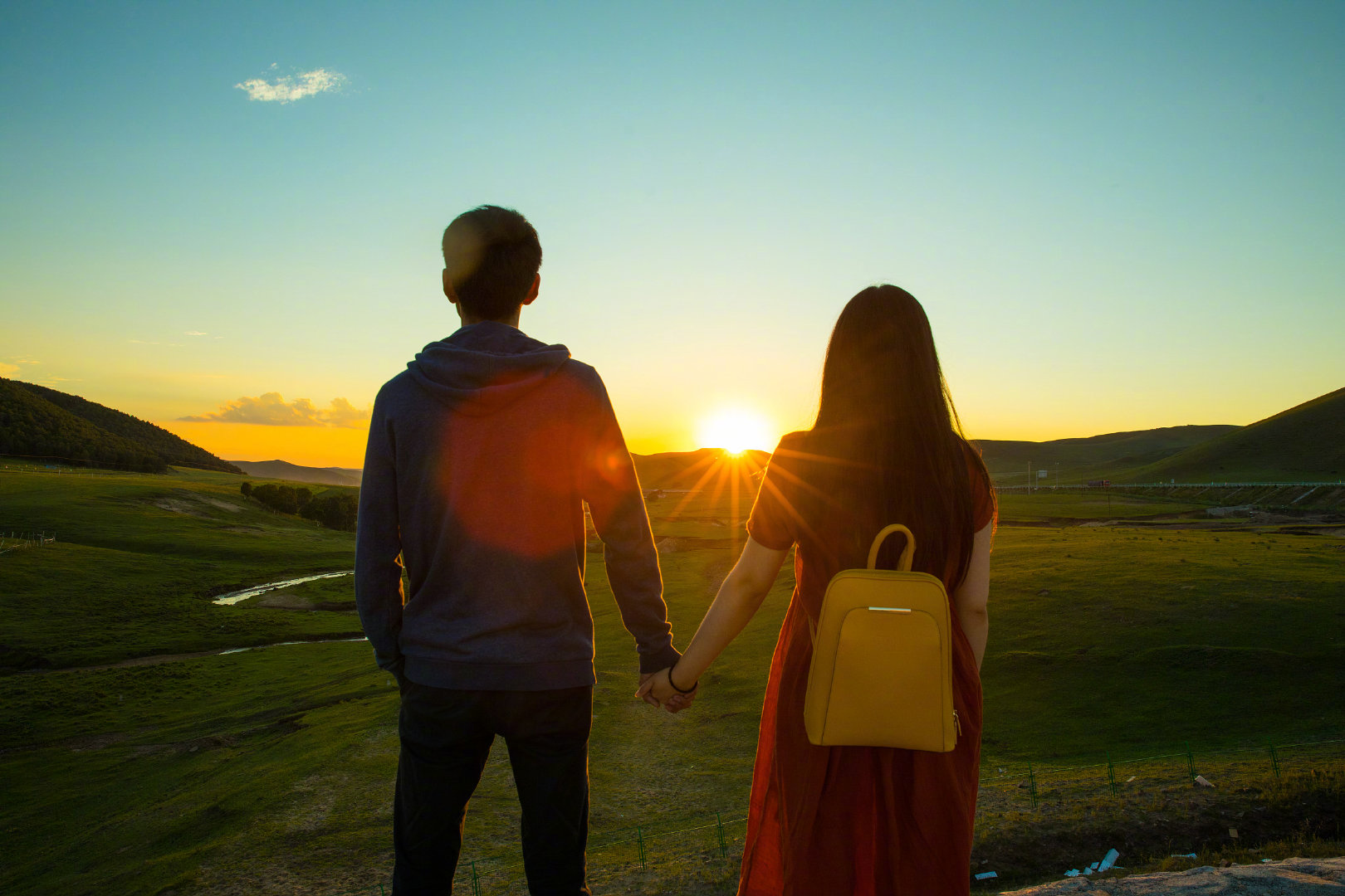 遇见是两个人的事，离开却是一个人的决定，遇见是一个开始，离开却是为了遇见下一个离