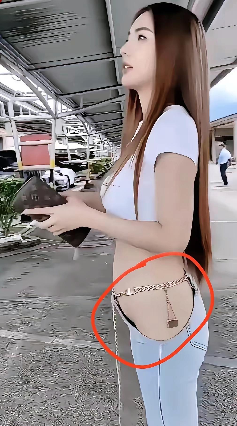 裤裆开着口还挂串玉珠，这哪是穿裤子啊，分明是把隐私当玩意儿展示！路人看着都傻眼了
