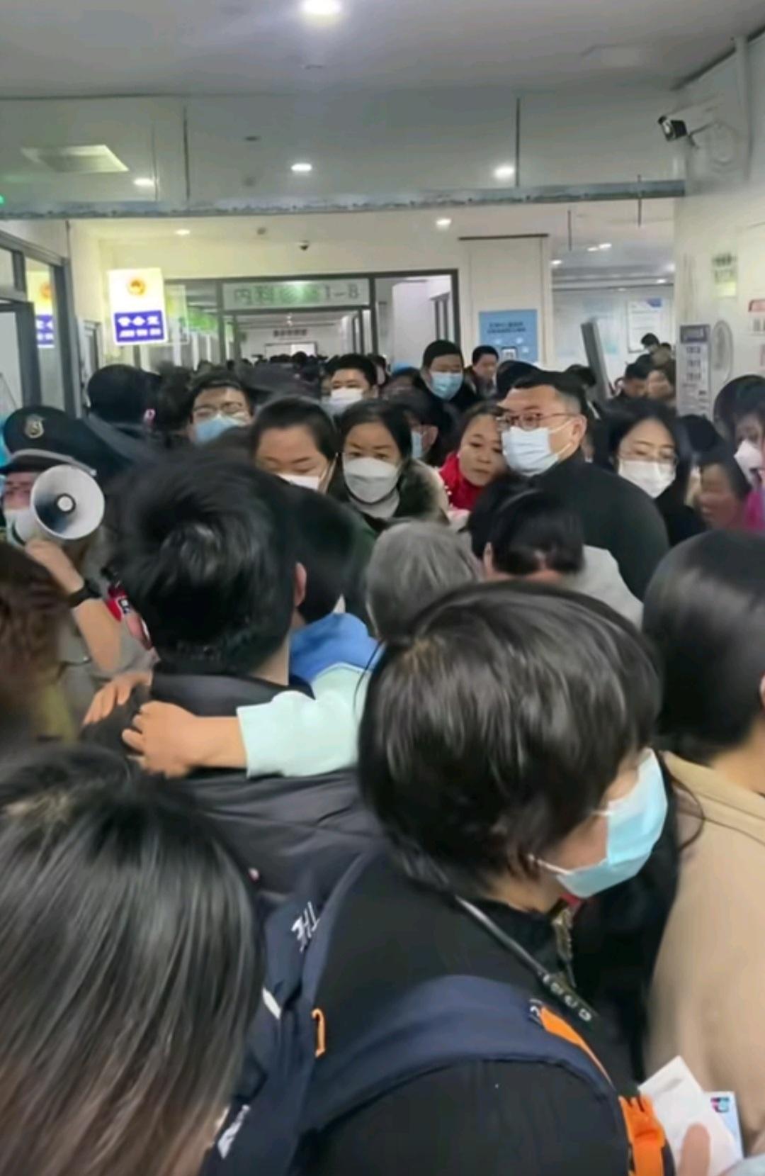 医院如今的状况是日日爆满，
哪怕是普通的中医院亦是如此。
车辆难寻停车位，
人们