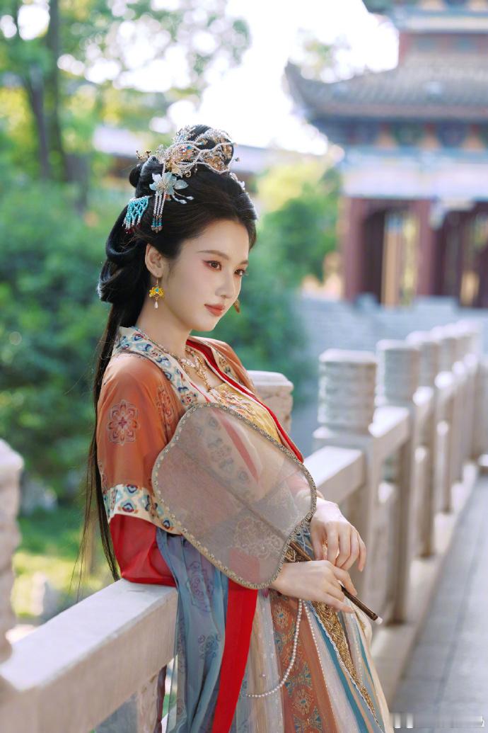张慧雯天选古人张慧雯惊呆妈妈让她上歌手2026青春芒果夜 金饰发簪配朱栏玉砌，张