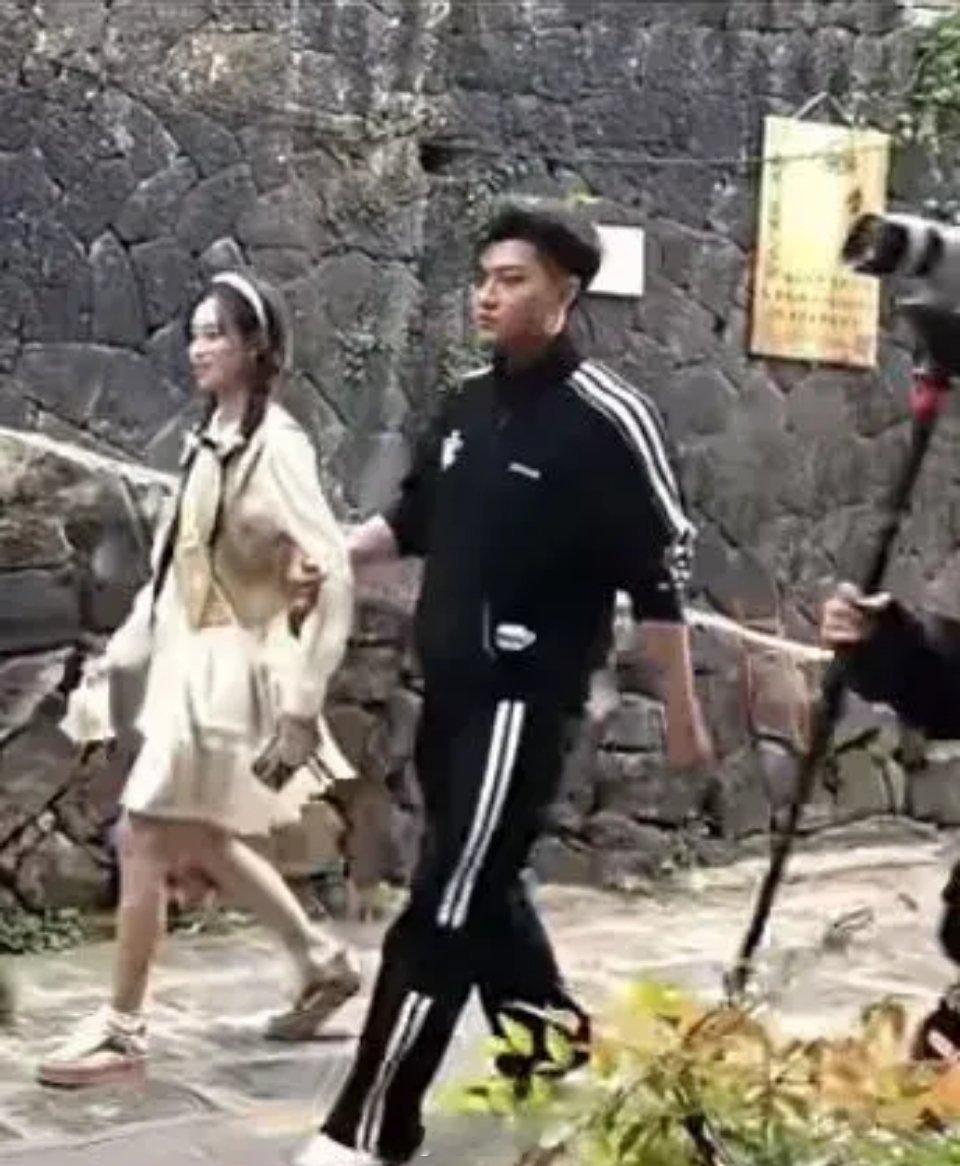 黄子韬和徐艺洋是不是内娱最幸福的两个人，虽然不承认恋情，但是整天在一起，综艺节目