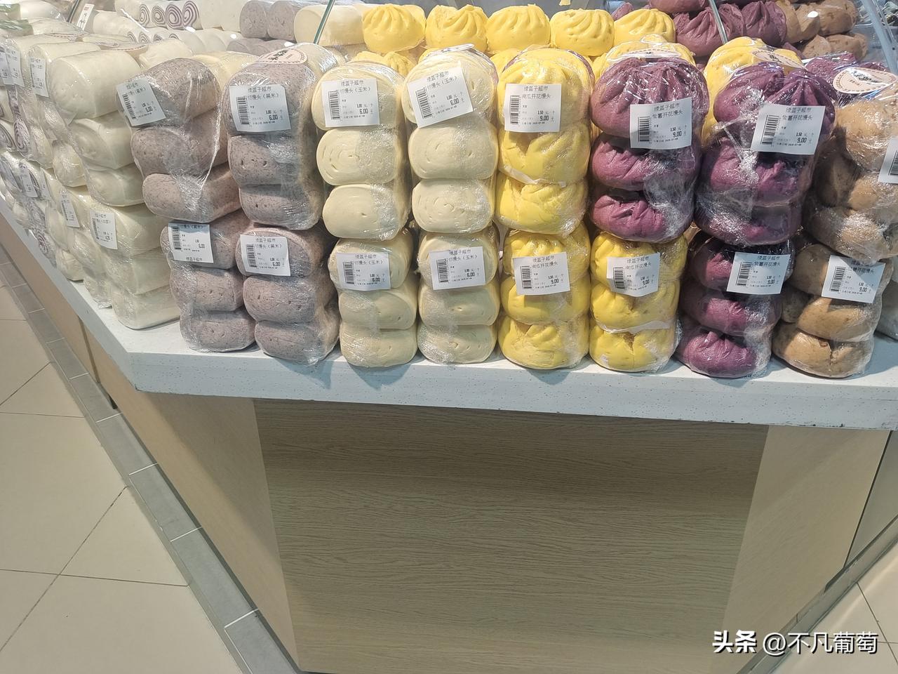 好多馒头，五颜六色的，今天给自己买了点馒头吃，好方便。