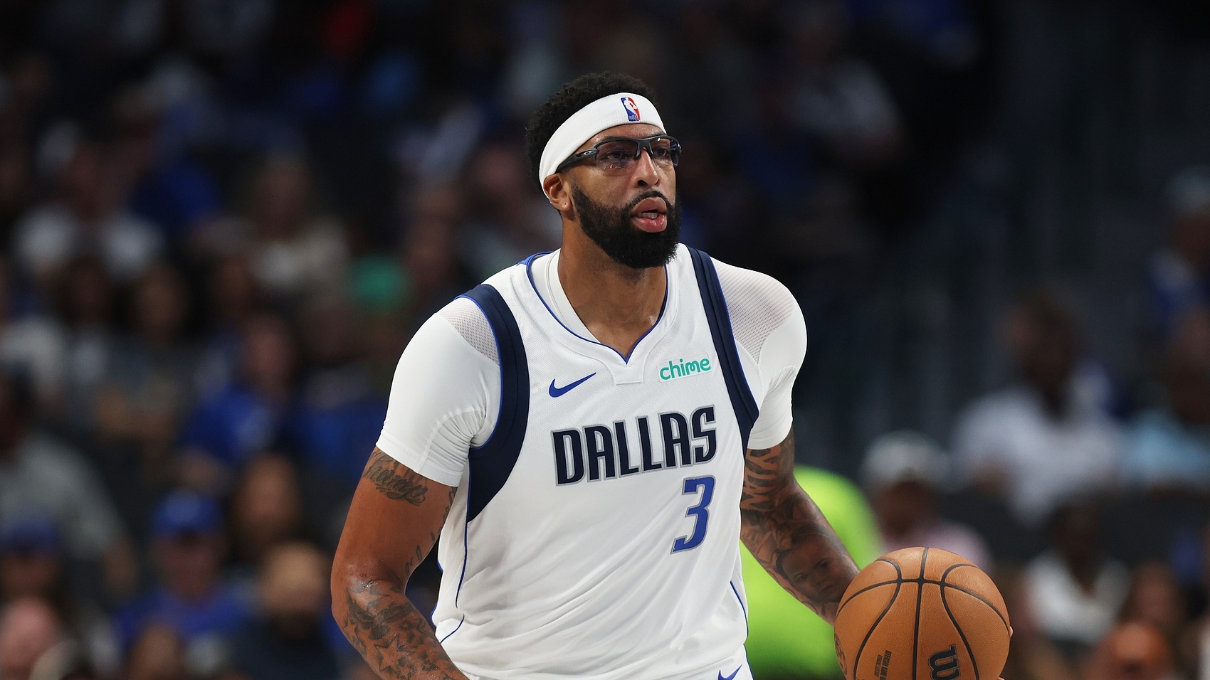 独行侠客场挑战热火，基德接受采访谈到了浓眉的情况。基德说：“他的情况持续好转，正