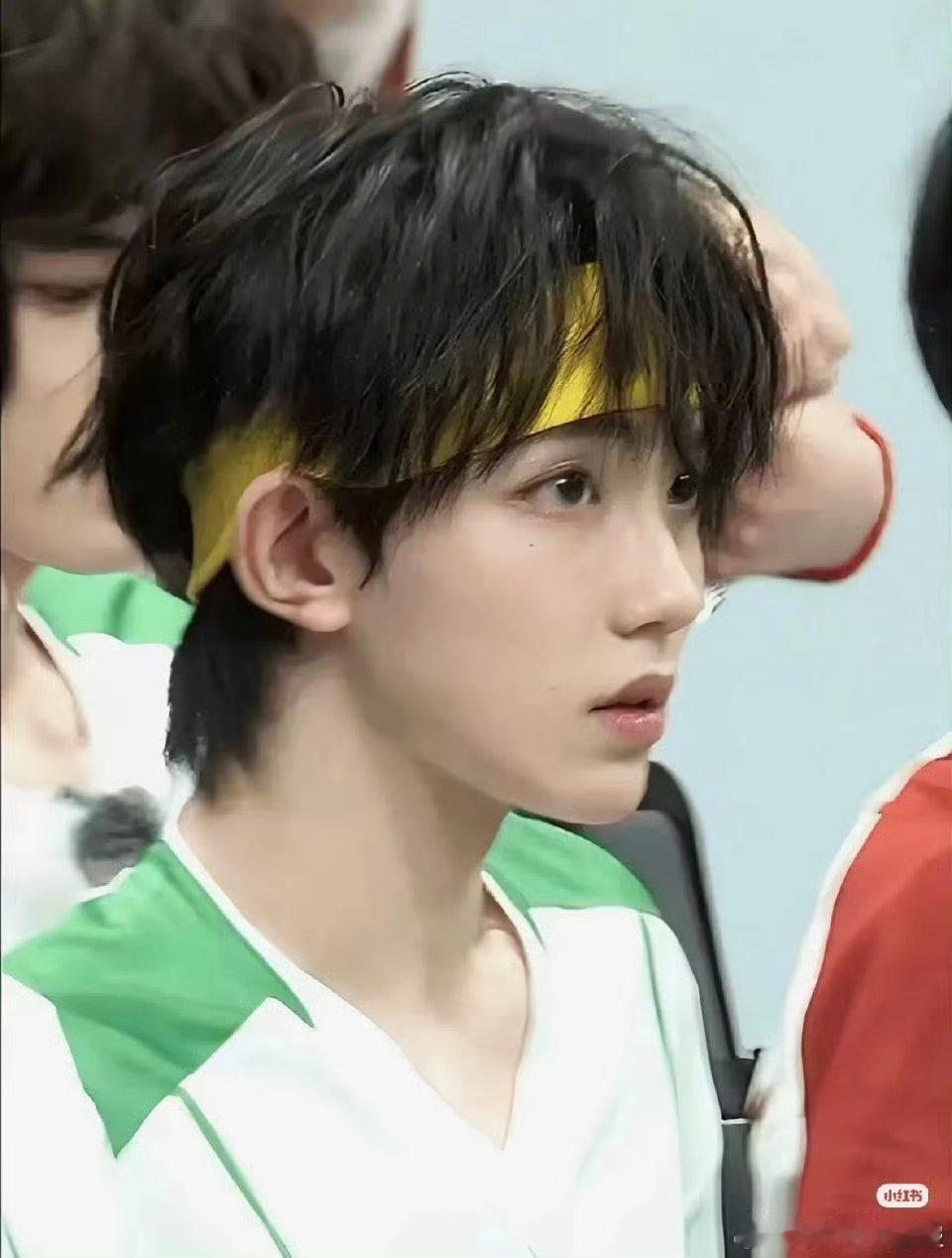 TXT观看苏新皓翻跳GGUM全员围观苏新皓绝美翻跳，流畅舞步极具感染力。动作干净