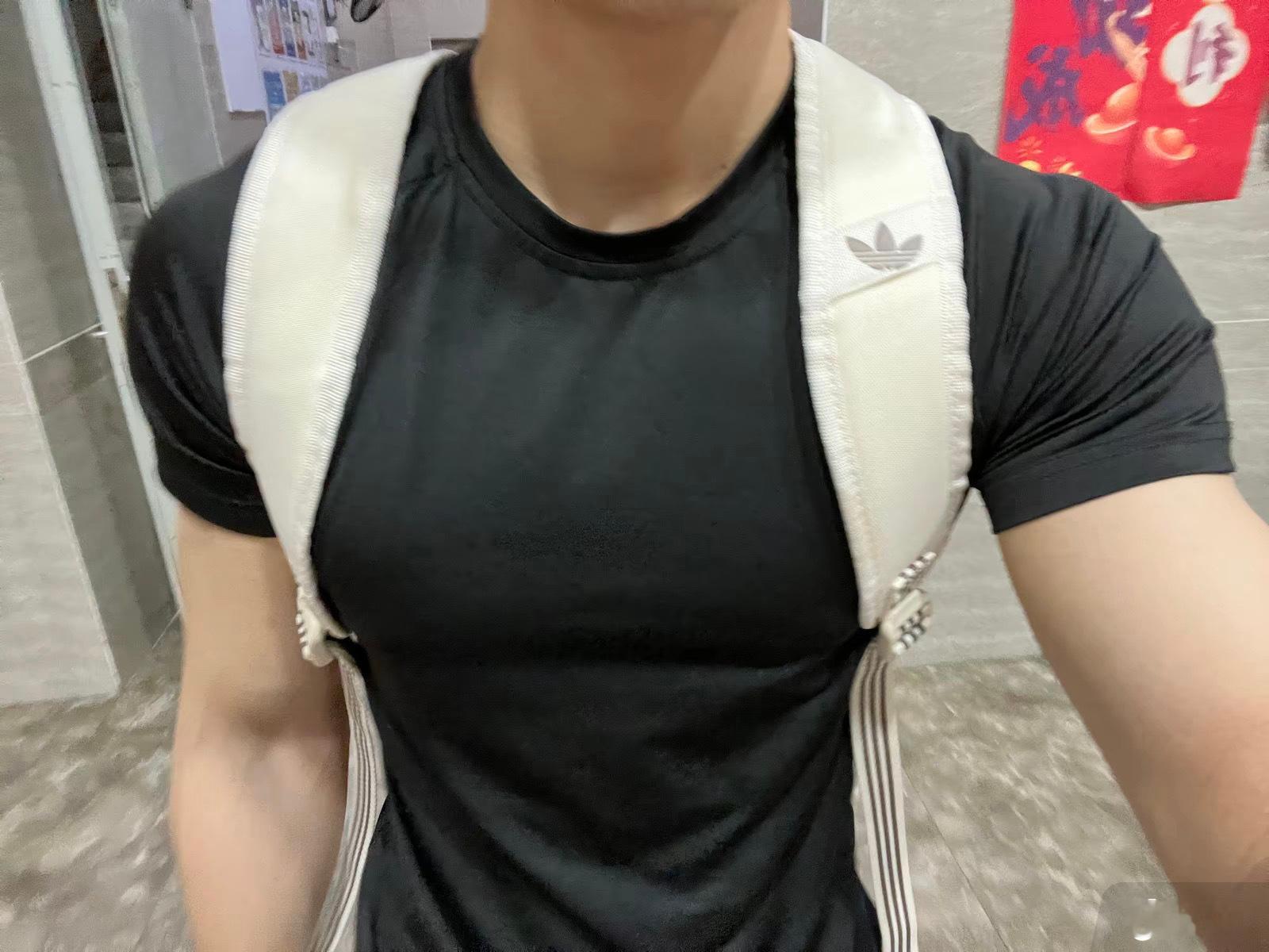 抖音上肌肉男就是多