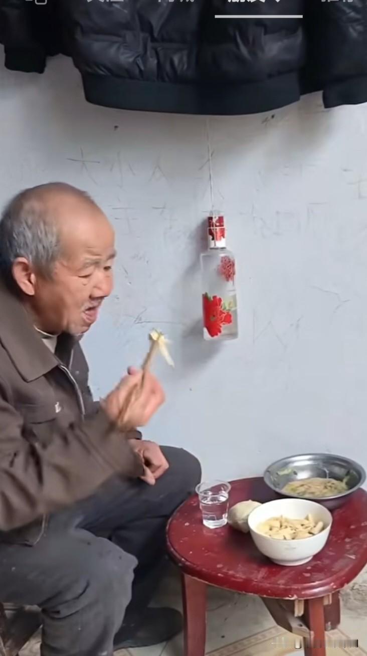 66岁未见过的大爷真是酗酒高手[赞]
大爷长期饮酒成性，家人为了他的健康劝他少饮