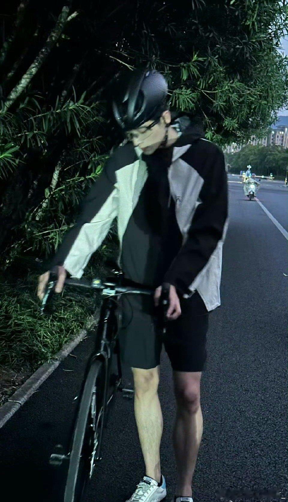 丞磊约张极骑自行车逃跑张极和丞磊的自行车友谊也太好磕了吧！今天全员加速中又看到他