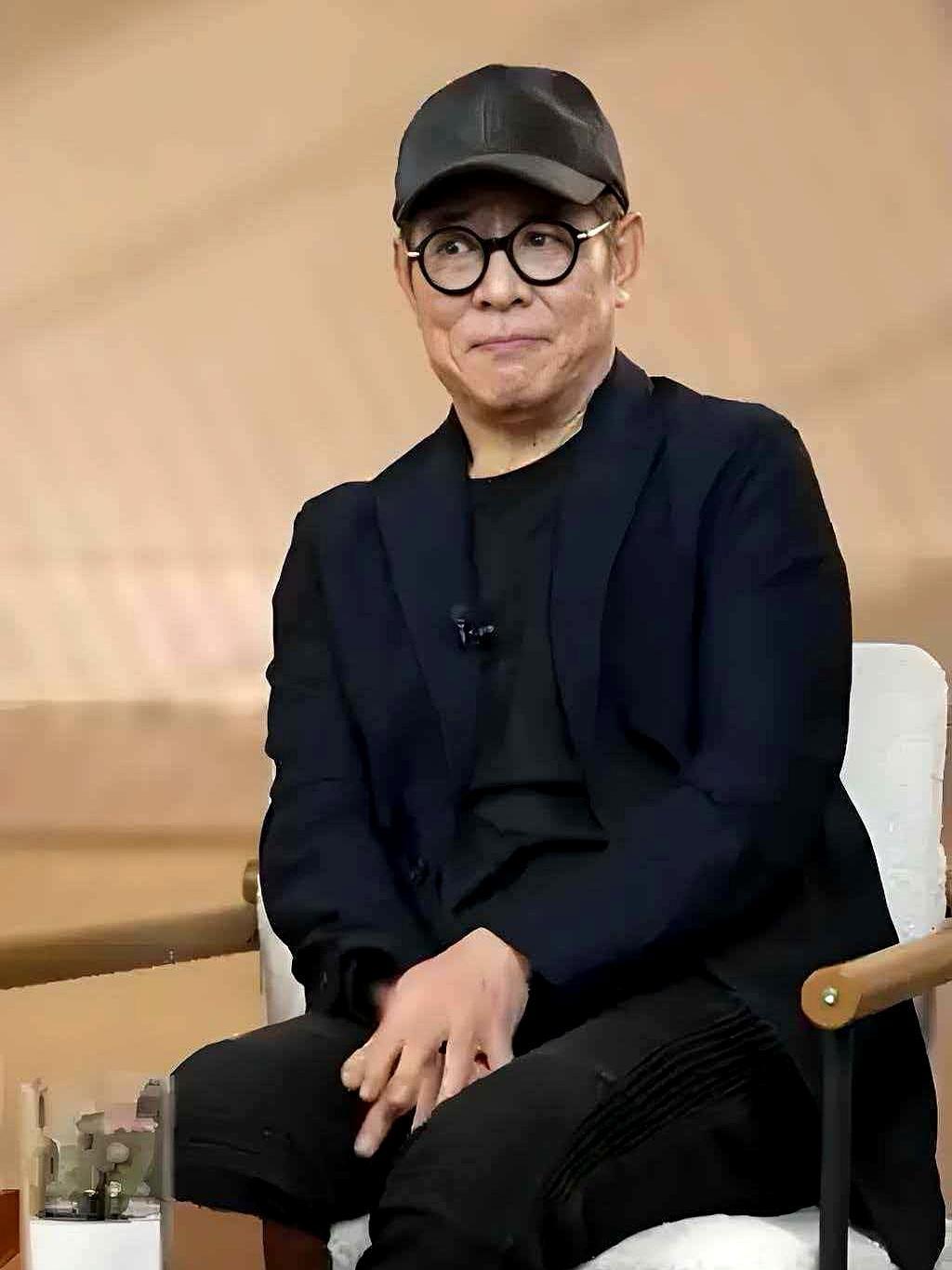 李连杰一把扯下上衣光着膀子跳进泳池，胸口连个针眼都没有。传他花几个亿换心脏的人，