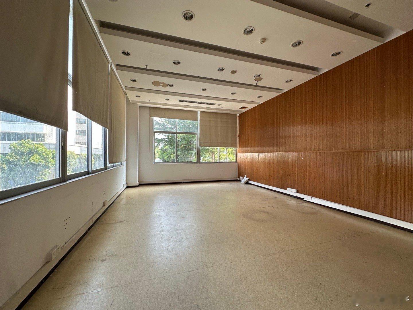 还是决定租了个地方作为公司办公用综合离家近、租金便宜、大小够用的原则定下来后问装