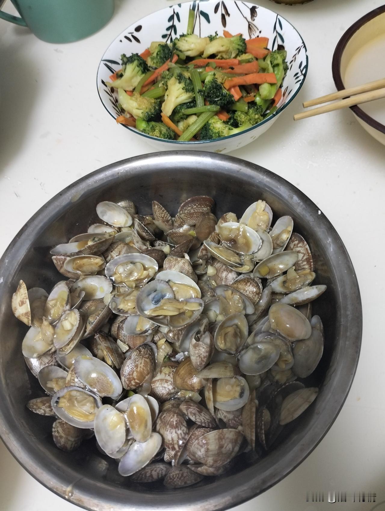 炒花甲是夜市上的爆款，

不过夜市上的花甲肉都很少，

最便宜的也要10块钱一份