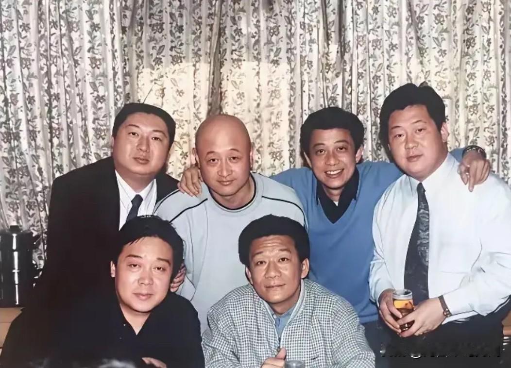 这是六位家喻户晓的相声笑星的一张合影。我认的后排左起是刘彤、陈寒柏、王敏、刘流。
