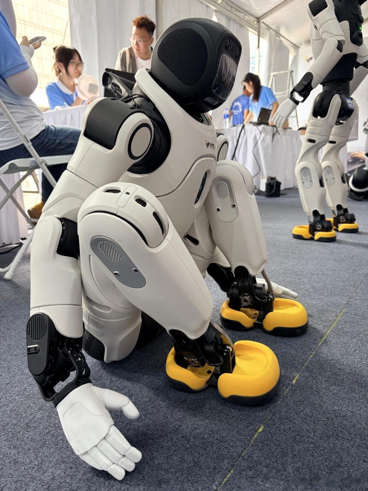 优质网络主播中国行天津行随着2026世界智能产业博览会的开幕，智能机器人嘉年华也