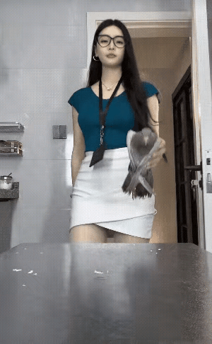 这只鸽子都蒙了……自己刚才还在鸽子养殖场吃着玉米，结果被带到菜市场，最后被这位戴