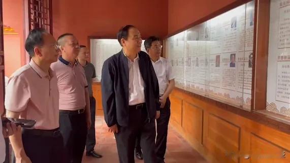 深圳中学是全省百强中学之龙头榜首，深圳中学校长朱华伟居然来兴宁指导交流教育，朱华