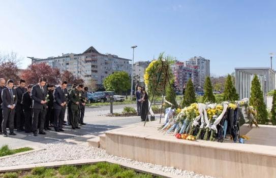 中国人民会记住这笔血债的！在我驻南联盟被炸使馆旧址，驻塞尔维亚使馆举行清明凭吊英
