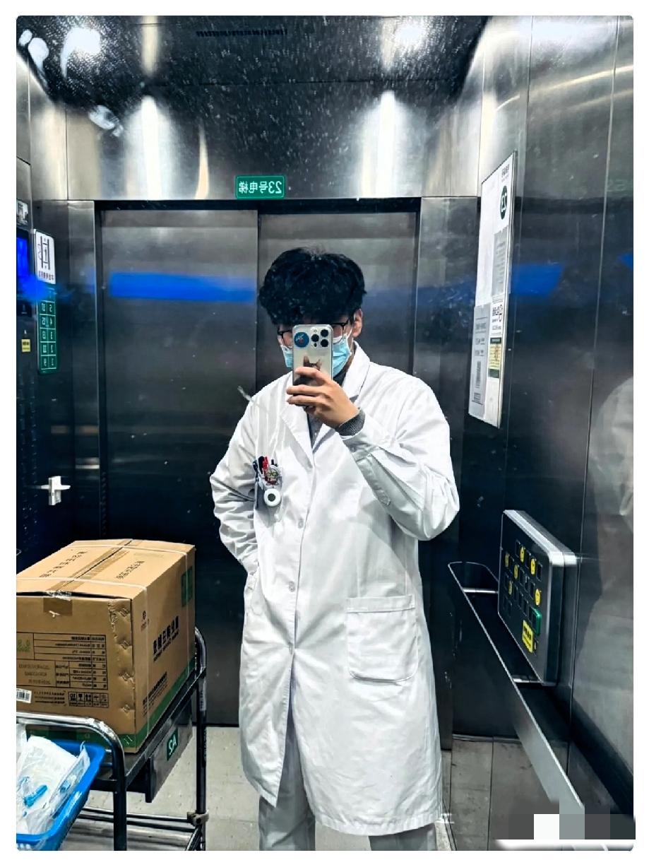 我儿子医科大学护理专业毕业，进了市里三甲医院当男护士。上五天休两天，一个月扣完五