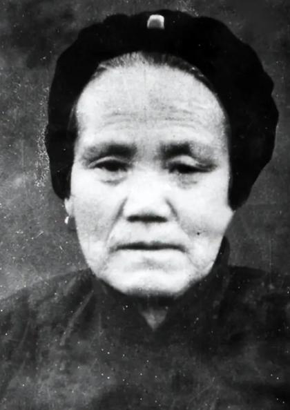 全家7人参军全“阵亡”，58岁母亲哭瞎双眼，1949年门外突然传来熟悉的声音，一
