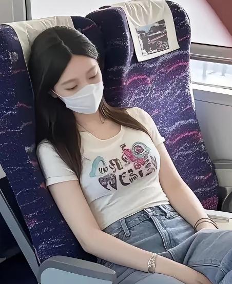 我表妹今年三十，嫁过去三年，儿子才两岁。昨天她被婆家赶家门，连孩子都没让见一面。