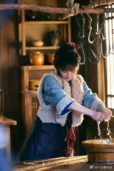 田曦薇这段完全小猫具象化助跑起跳一气呵成，稳得一批，眼神凶凶的像炸毛小猫咪，杀猪