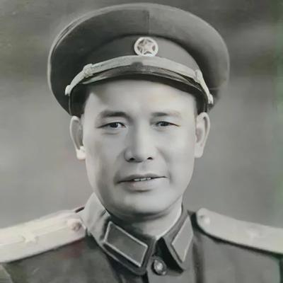 1946年，解放军为投诚的2000土匪设宴接风。席间，匪首脱下大衣，顺手挂到墙上