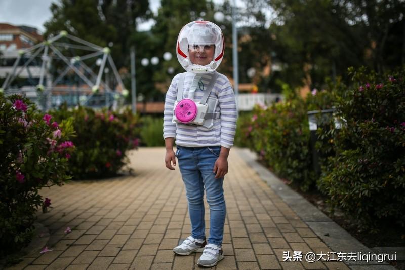 糖糖的超级火箭·太空大冒险
 
小糖糖有一艘超级太空火箭，白白胖胖，尖尖的头顶，