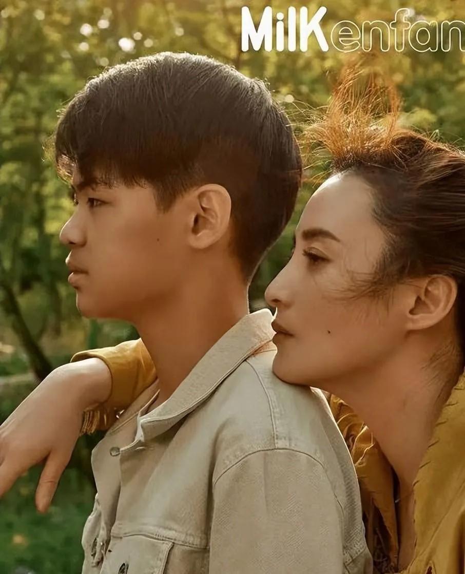 蒋勤勤携儿子拍大片，47岁仍风韵犹存，儿子五官和陈建斌如出一辙
蒋勤勤与儿子共同