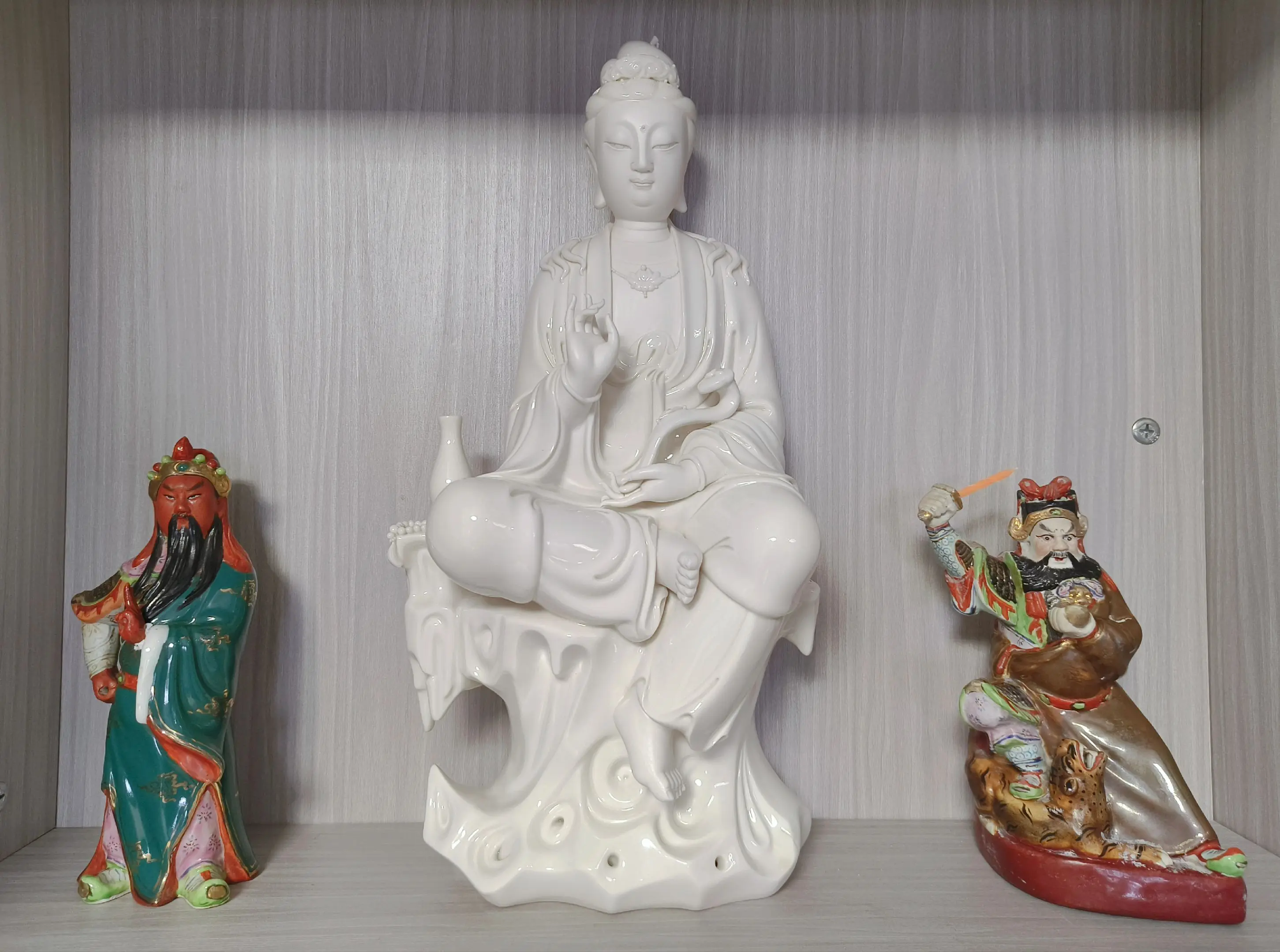 慈航垂露，圣帝存威， 公明献瑞，岁岁长安。
