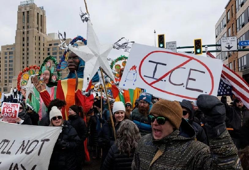 “ICE滚出去”！美国移民官员枪杀女性，引数万人示威！
10日，美国中西部明尼苏