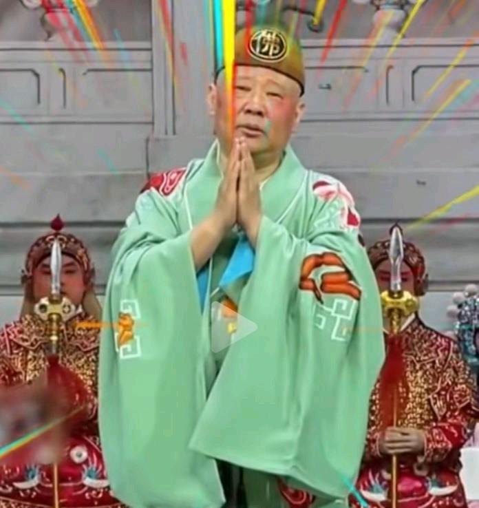 老郭摊上事儿了。事不大但影响力极大，革命红歌不是流行音乐会，红歌不能改词，做人的