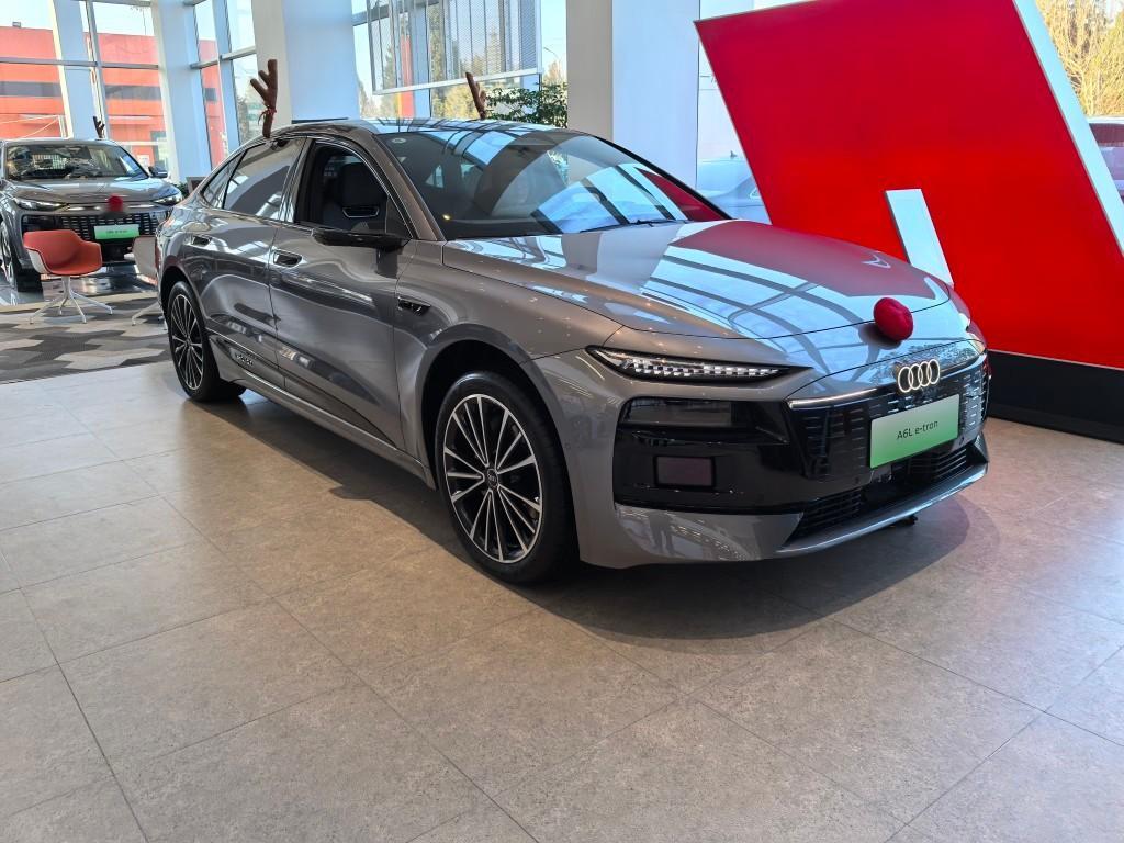 奥迪A6L etron看了 实车比图片好看 因为轿车比较低 看着不厚 前排座姿比