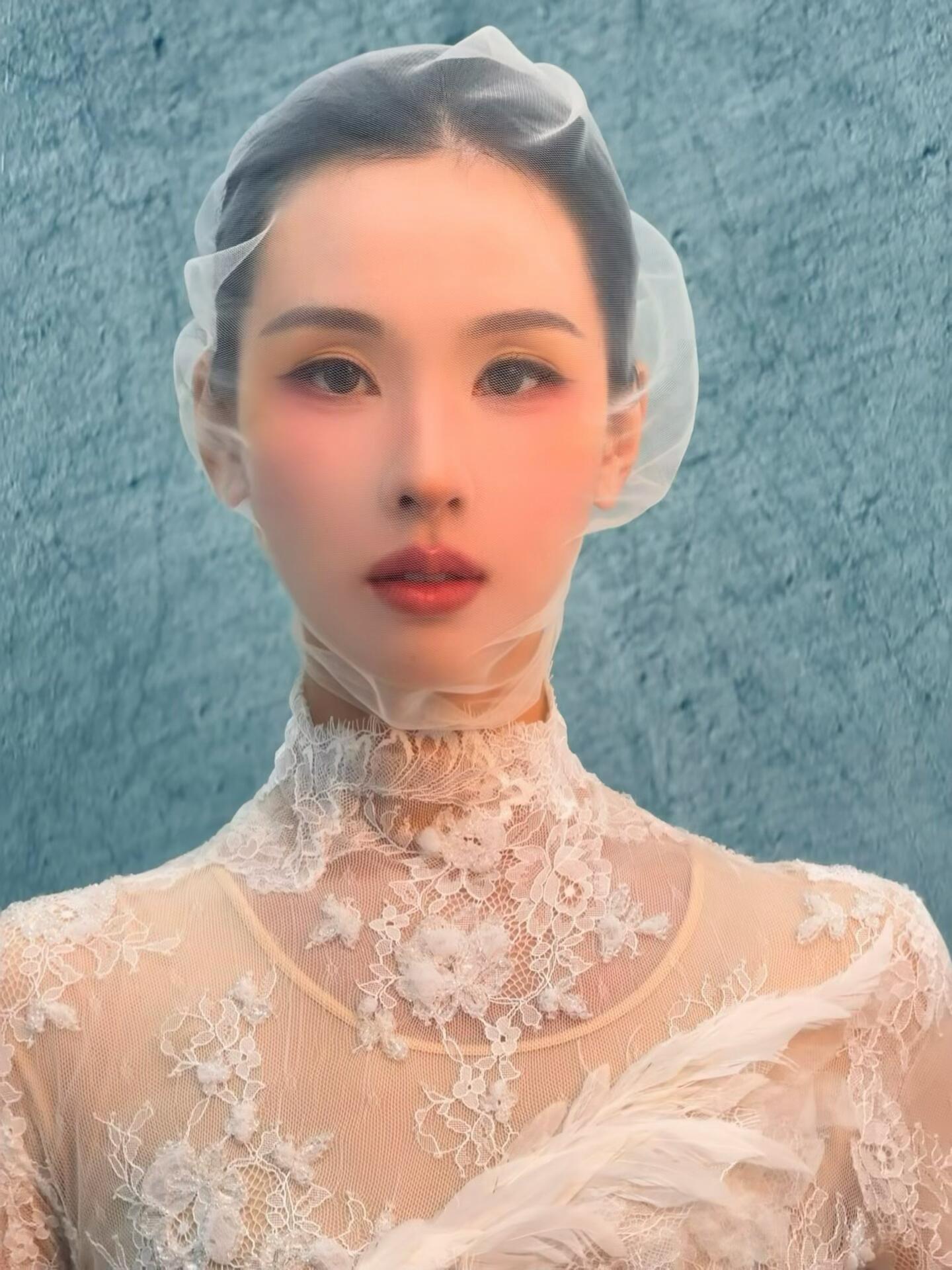 陈都灵的破茧彩蝶妆寓意：破茧化羽 冲破枷锁 