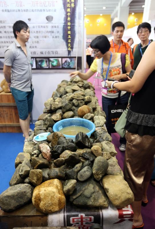 现在的网络骗局真是防不胜防。宁波陈女士4年前刷到赌石直播，那些户外直播剧本如出一