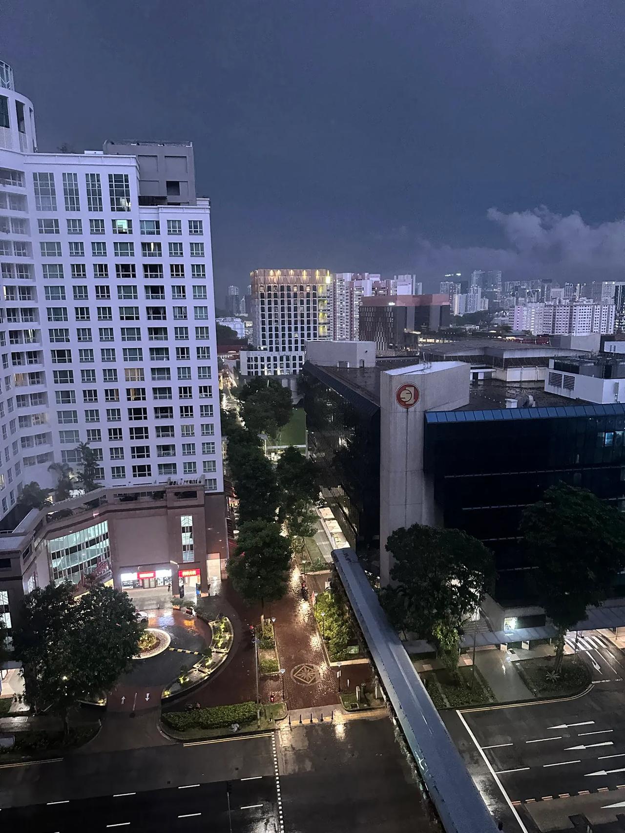 暴雨夜，天空突然被闪电⚡照亮的如同白昼