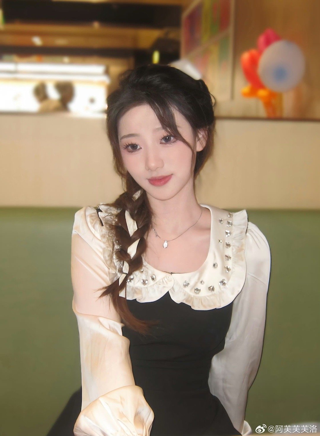 军师！军师！这样的女大怎么追到？[舔屏][舔屏]秀色可餐！美女主持阿芙晒照配文：
