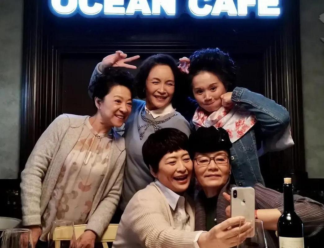 五位老戏骨同框：潘虹鲜衣盛装，华姿婵媛，气场强大；许娣秀发覆额，笑容灿烂；王馥荔