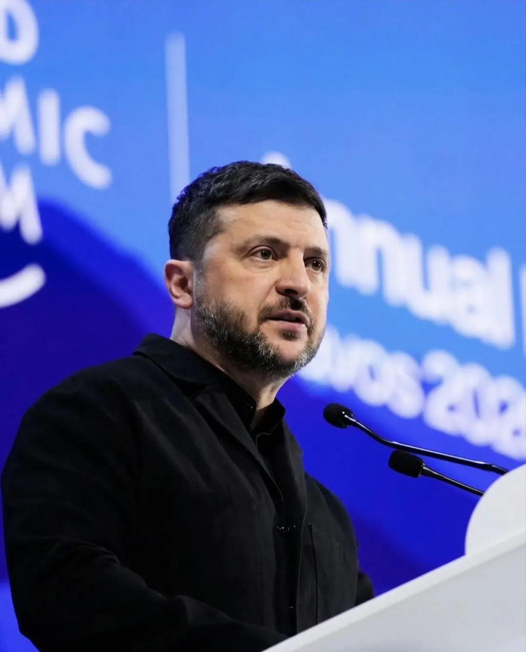 泽连斯基也真是有意思，前面取消了达沃斯的行程，昨天却又跑去了，还在达沃斯世界经济