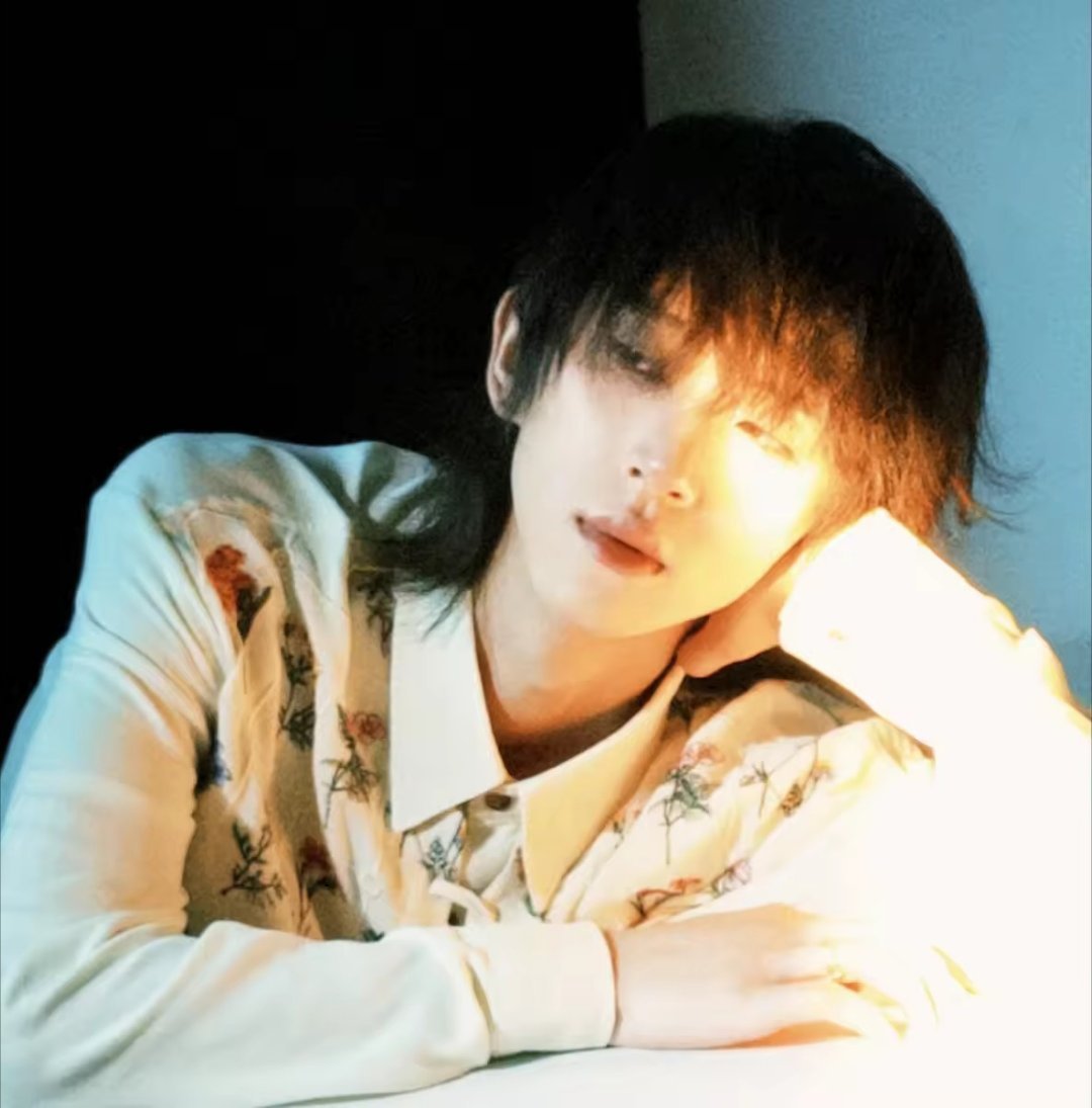 小华晨宇紧张到跑调何亦可直播里自弹自唱《听海》也太绝了吧！开头小紧张跑调也太真实