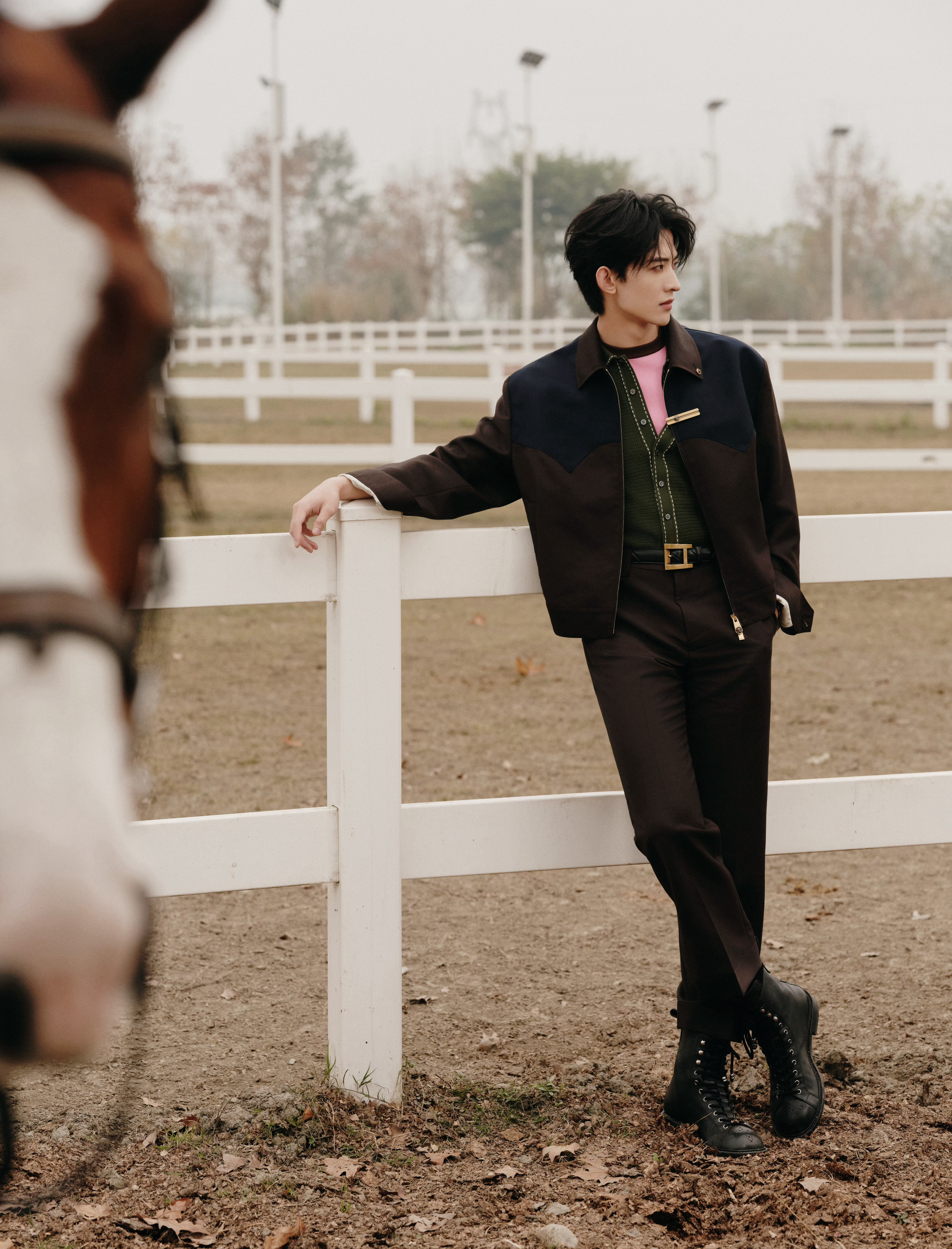 品牌挚友常华森今日出席VERSACE线下活动造型大片，继续上身Versace 2