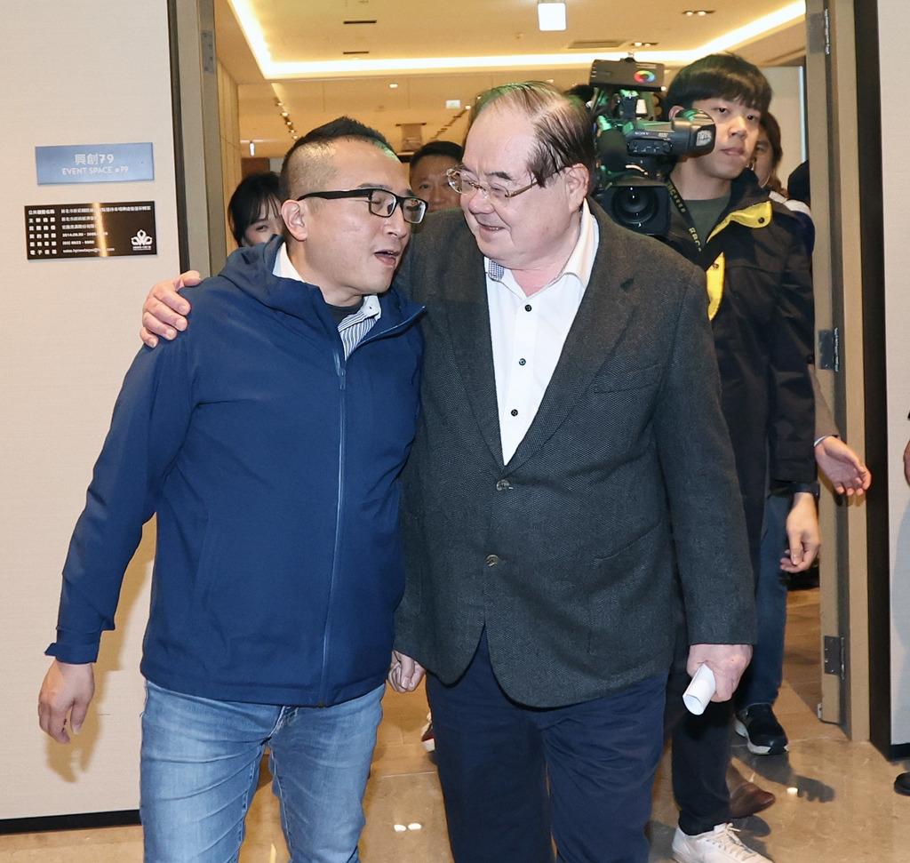 【“郑黄首会”在即，柯侯又发声了】
      11月19日下午，“蓝白主席郑黄